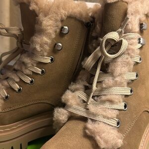 Sam Edelman Kyler Taupe Suede Women’s Size 7
Platform boot
New with box